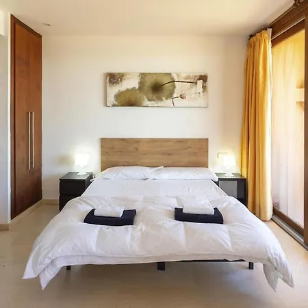 Modern Beachside Flat In Playa D'en Bossa - B شقة