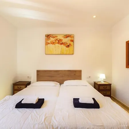 Modern Beachside Flat In Playa D'en Bossa - B دينايا